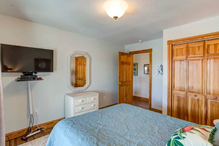 1st Floor Queen Bedroom