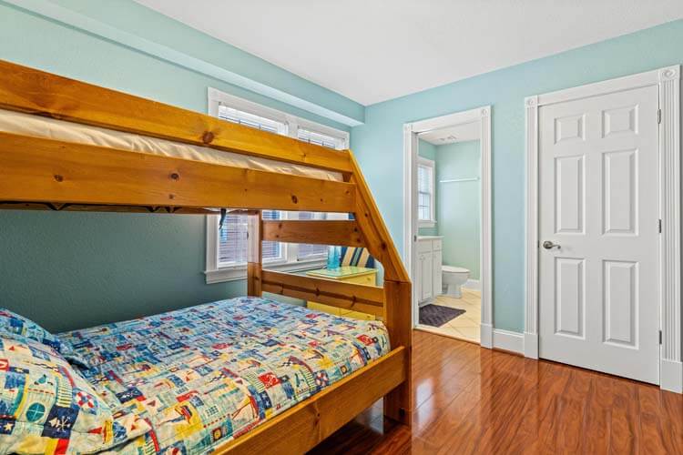 1st Floor Pyramid Bunk with Shared Bath (Surfboard)