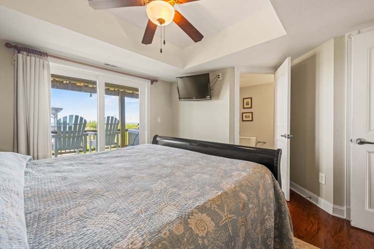 1st Floor King with Private Bath