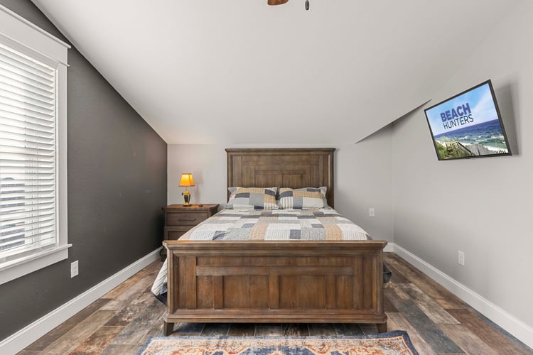 3rd Floor Queen with Private Bath (22)