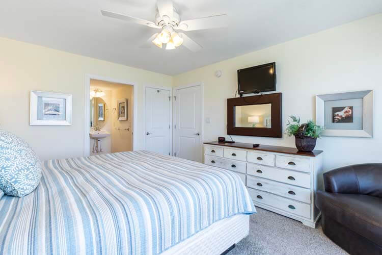 1st Floor King with Private Bath