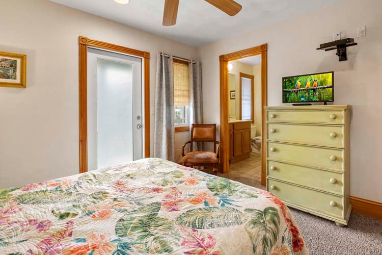 1st Floor Queen with Private Bath