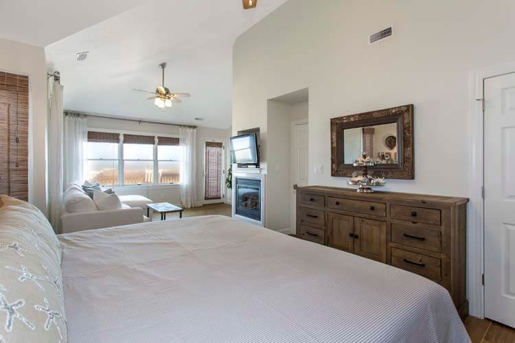 2nd Floor King with Private Bath