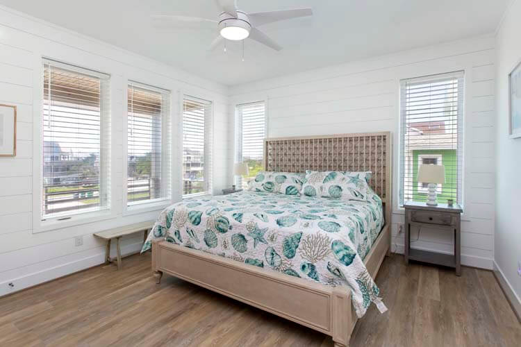 1st Floor King with Private Bath