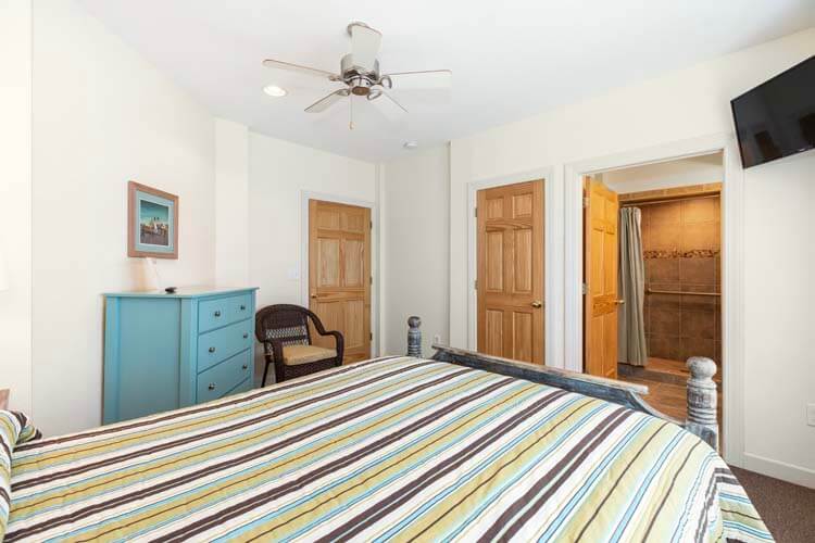 Ground Floor Queen with Private Bath