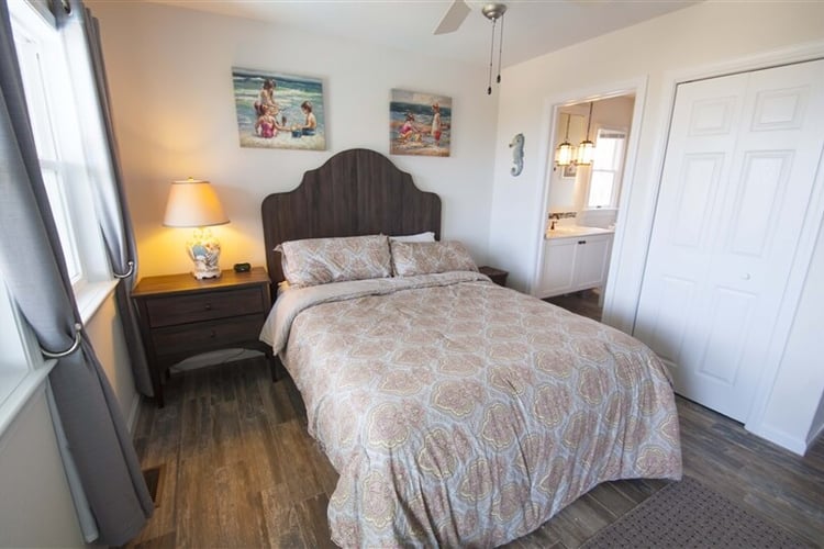 1st Floor Queen with Private Bath