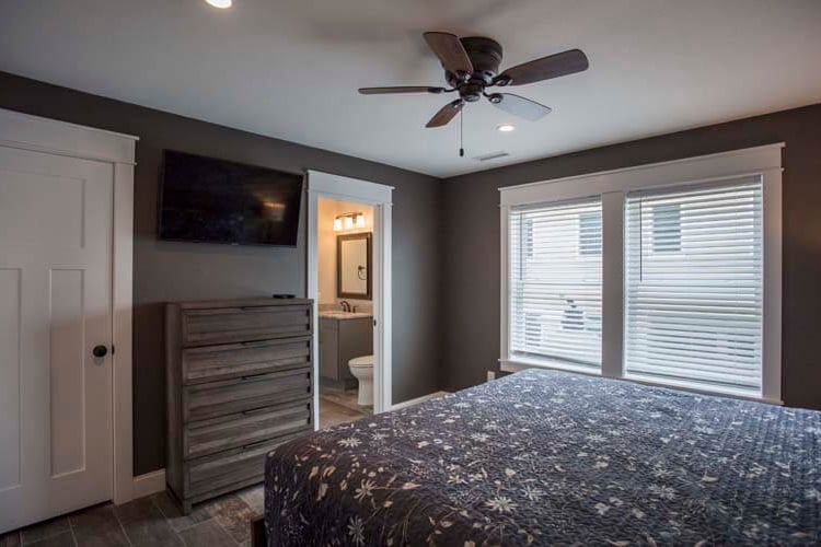 Ground Floor King with Shared Bath (18)