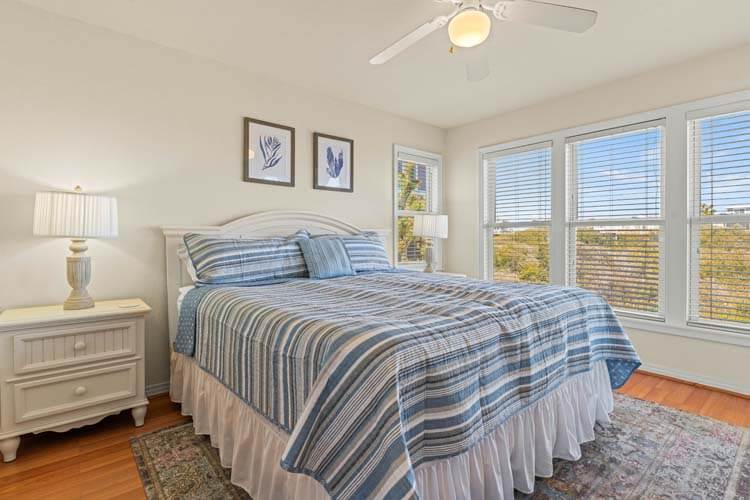 1st Floor King with Private Bath