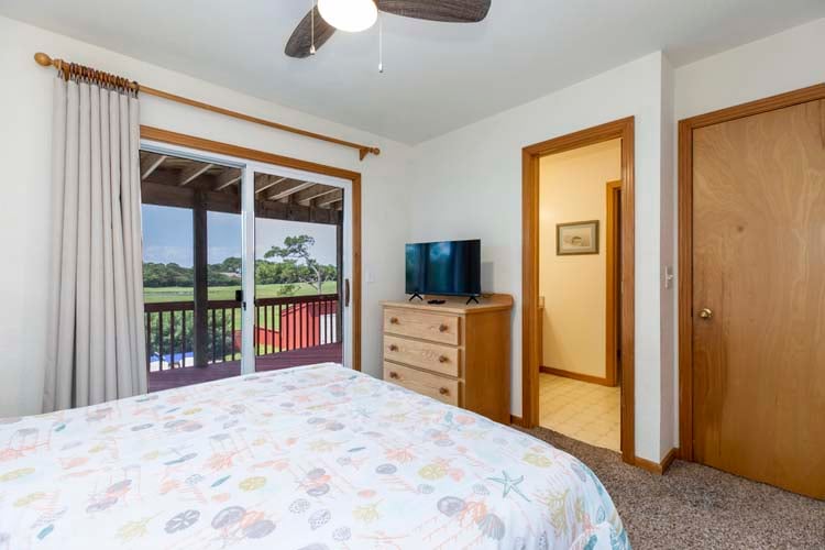 1st Floor Queen with Private Bath