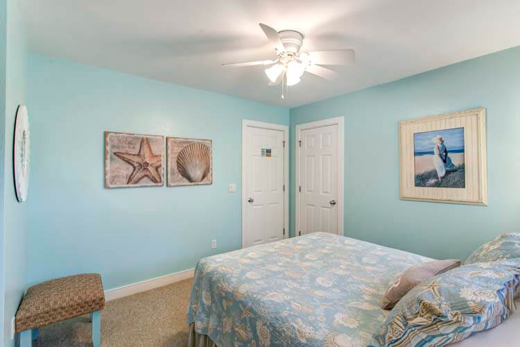 1st Floor Queen Bedroom