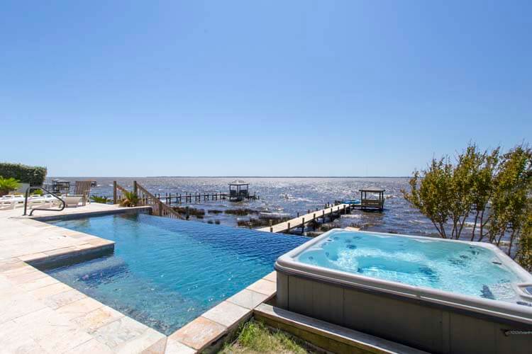 Soundfront Infinity Pool & Hot Tub