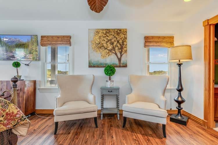 1st Floor King with Private Bath