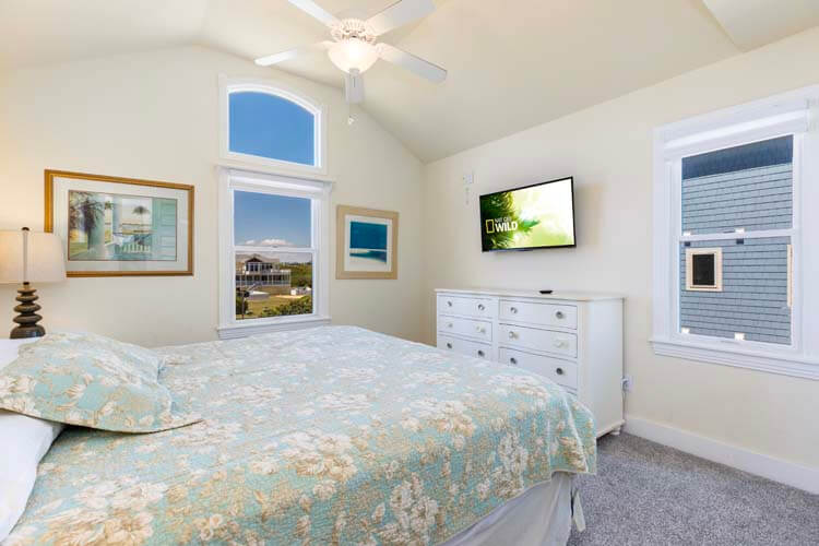 1st Floor King Bedroom