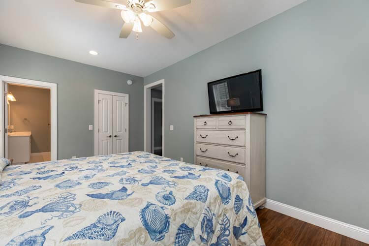 1st Floor King with Private Bath (13)