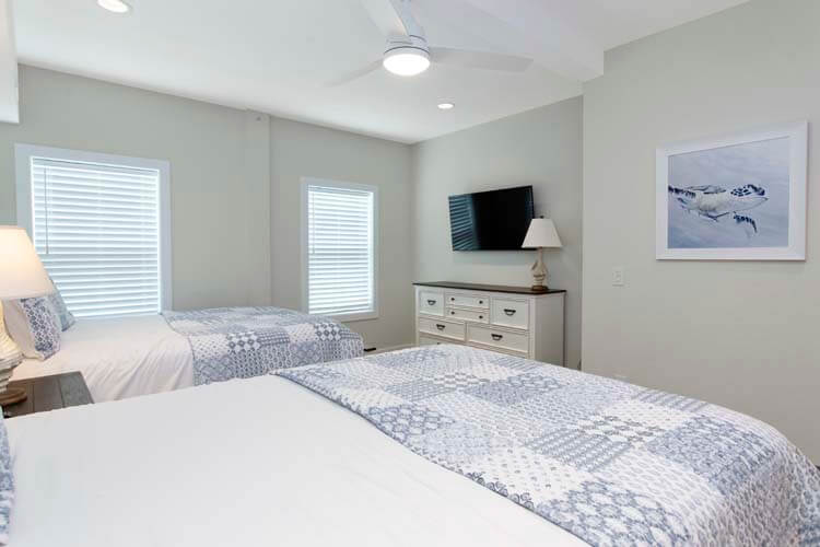 1st Floor Queens with Private Bath