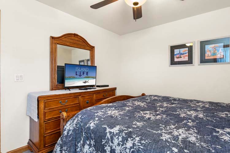 1st Floor King Bedroom