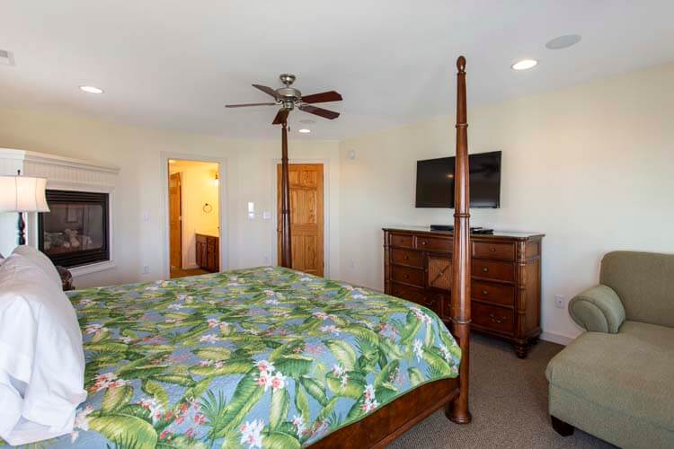 2nd Floor King with Private Bath (1)