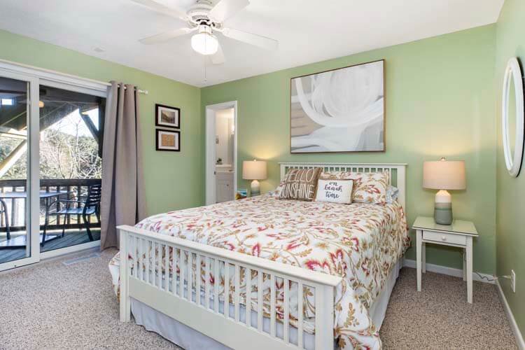 1st Floor Queen with Private Bath