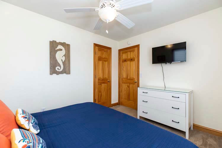 1st Floor King Bedroom