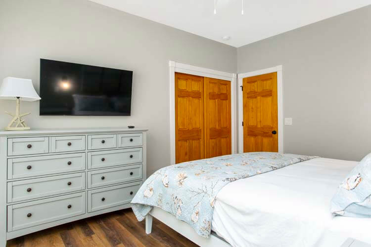 1st Floor King with Private Bath