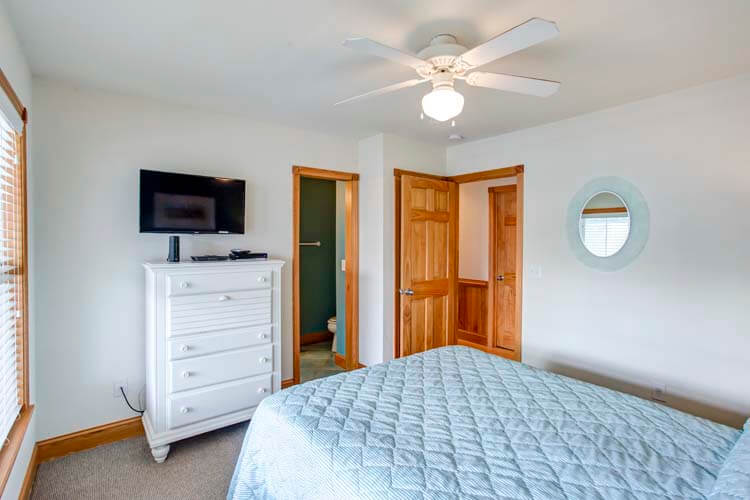 1st Floor Queen with Private Bath