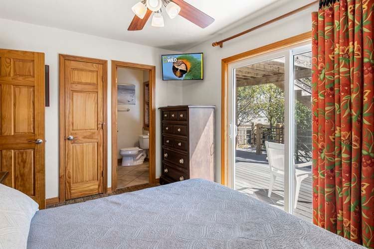 1st Floor Queen with Private Bath