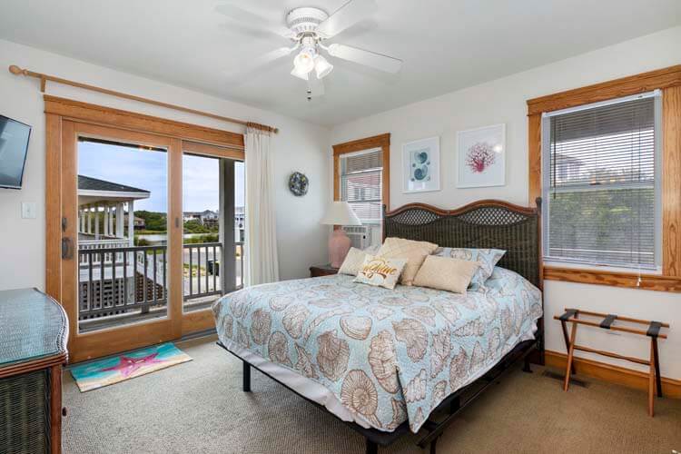 1st Floor Queen with Shared Bath