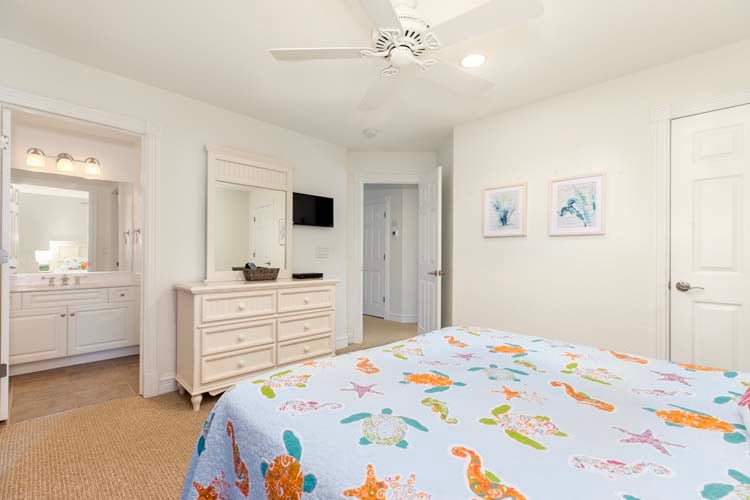 1st Floor Queen with Private Bath