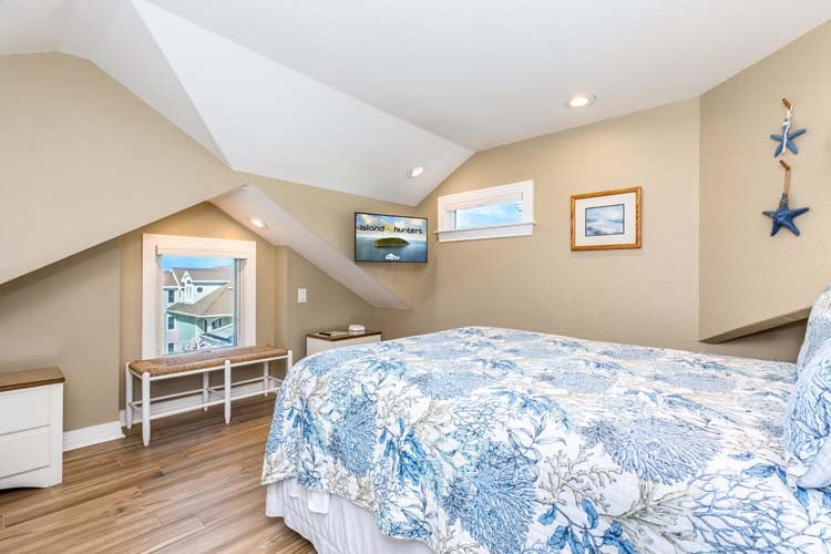 3rd Floor Queen with Private Bath