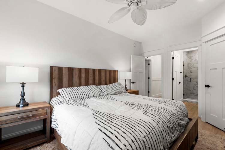 Ground Floor King with Private Bath (25)