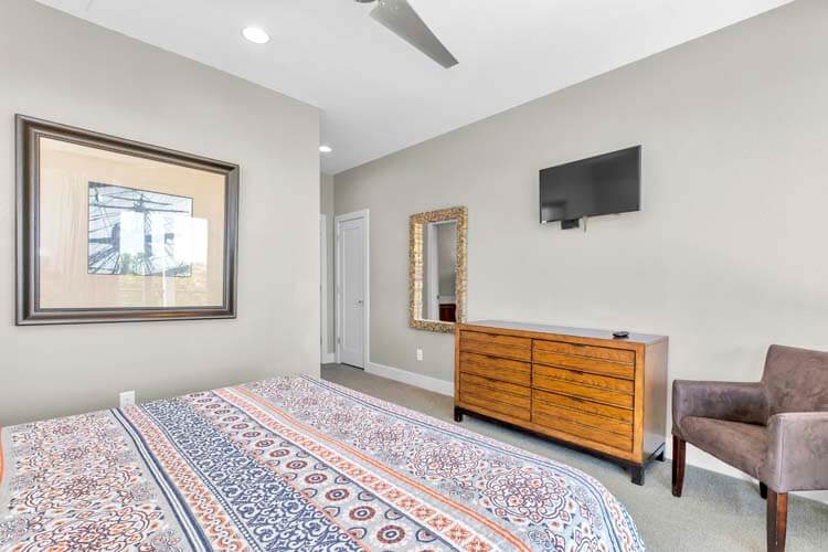 1st Floor King with Private Bath