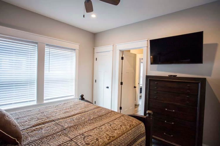 1st Floor Queen with Shared Bath (9)