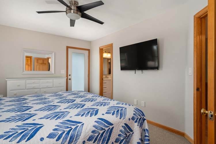 1st Floor King with Shared Bath