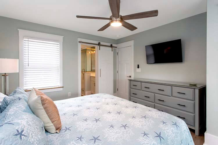 1st Floor King with Private Bath