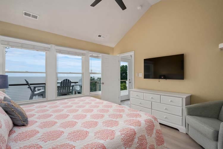 2nd Floor King with Private Bath