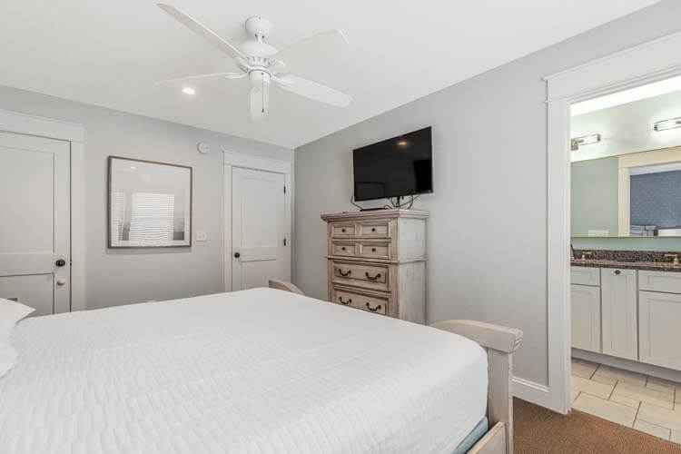 1st Floor King with Private Bath