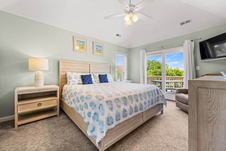 2nd Floor King with Private Bath