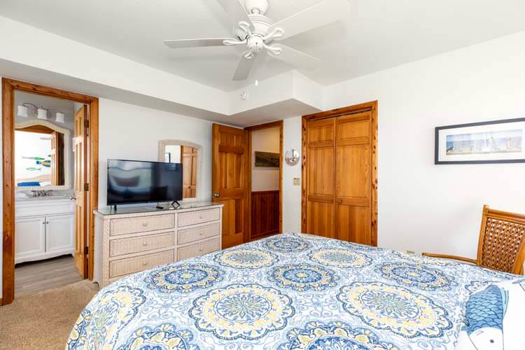 1st Floor Queen with Private Bath