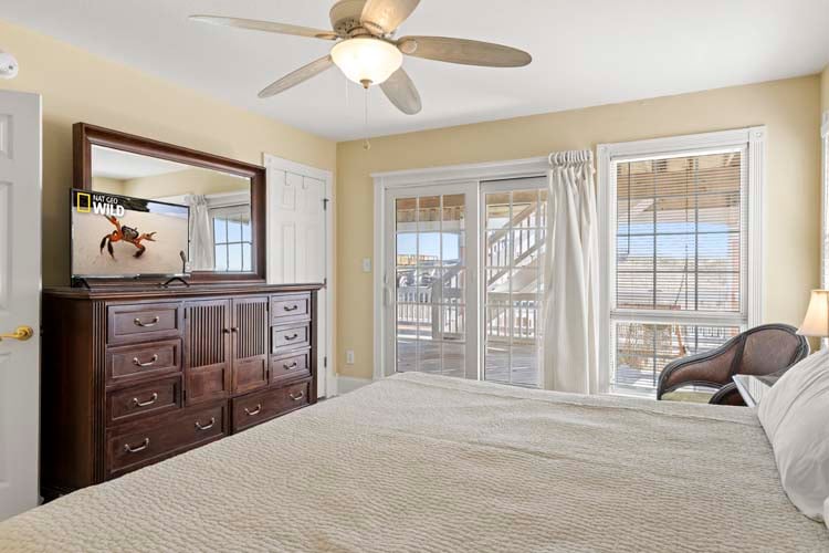 1st Floor Oceanside King with Private Bath