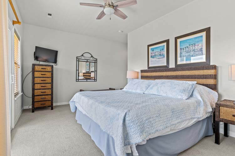 1st Floor King with Private Bath