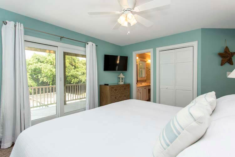 1st Floor King with Shared Bath