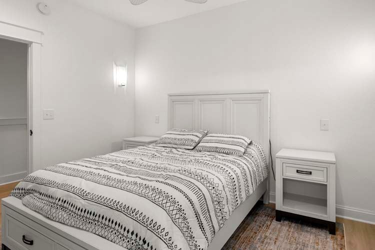 1st Floor Queen with Private Bath (14)