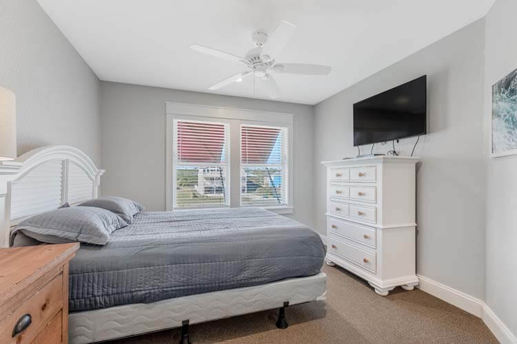 1st Floor Queen with Private Bath