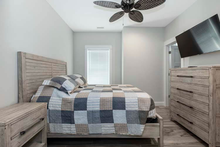 1st Floor Queen with Private Bath (8)