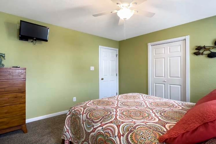 1st Floor Queen with Shared Bath