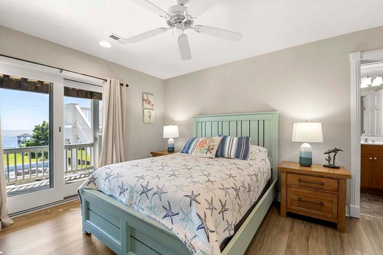 1st Floor Queen with Private Bath