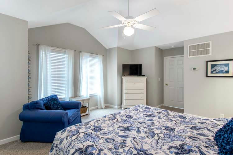 1st Floor King with Private Bath