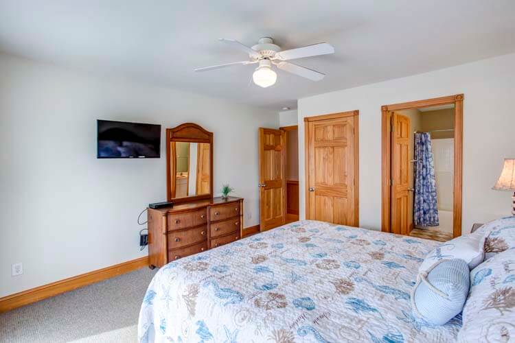 1st Floor King with Private Bath