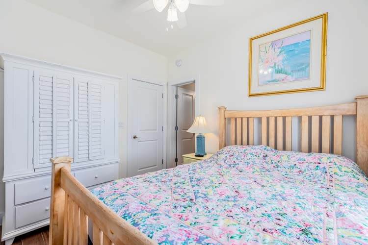 1st Floor Queen with Private Bath