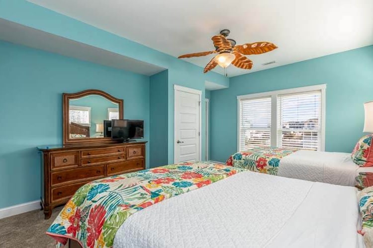 1st Floor Queens with Private Bath